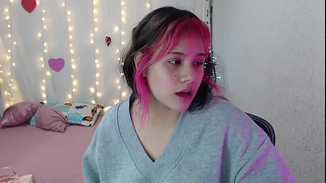 Snapshot of mixie_cute chatting on 02.23.25 mixie cute online show from 02.23.25