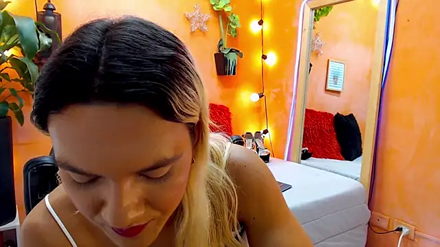 Snapshot of aslyhernandez_7 chatting on 12.30.24 aslyhernandez 7 online show from 12.30.24