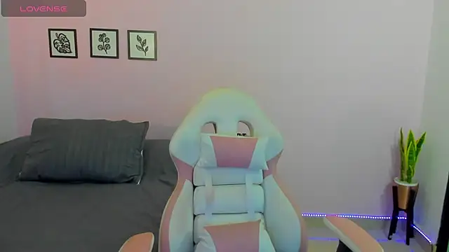 Snapshot of sophie_pazz chatting on 05.09.26 sophie pazz online show from 05.09.26