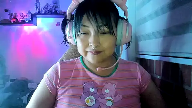 Snapshot of Shaddycute_ chatting on 04.22.26 Shaddycute online show from 04.22.26