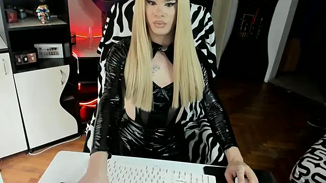 EvelynLexy online show from 11.28.25