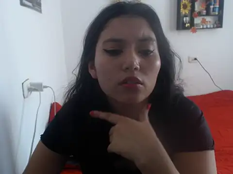 Snapshot of HannaKlein chatting on 02.04.25 HannaKlein online show from 02.04.25