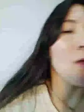 Elle Lee  online show from 02.13.25