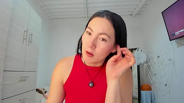 Elle Lee  online show from 10.28.25