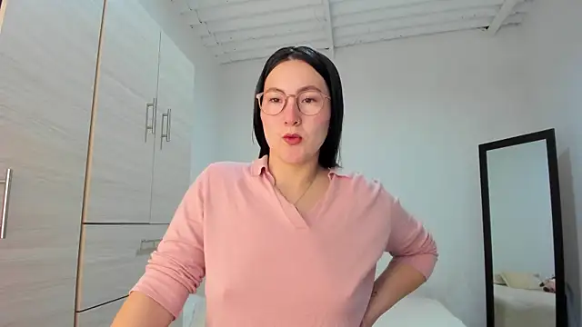 Elle Lee  online show from 11.06.25