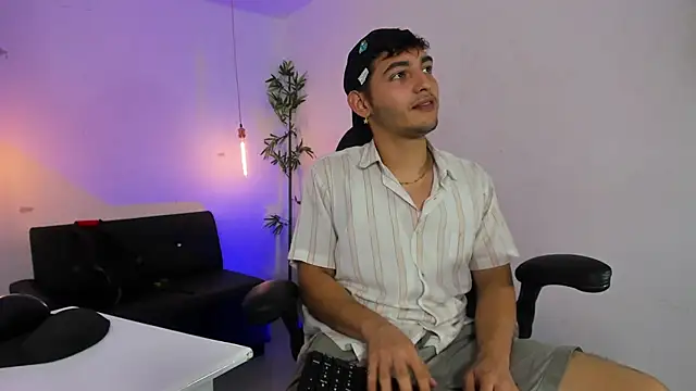 Snapshot of DiegoRogue_ chatting on 12.09.24 DiegoRogue online show from 12.09.24