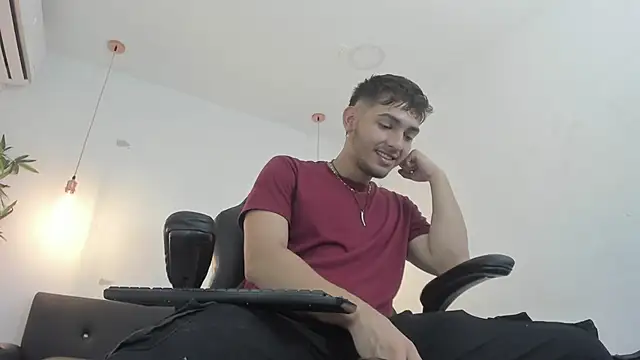 Snapshot of DiegoRogue_ chatting on 12.16.24 DiegoRogue online show from 12.16.24