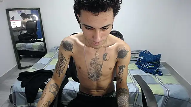 Snapshot of present_the_magic chatting on 12.21.25 present the magic online show from 12.21.25