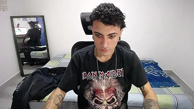 Snapshot of present_the_magic chatting on 12.21.25 present the magic online show from 12.21.25