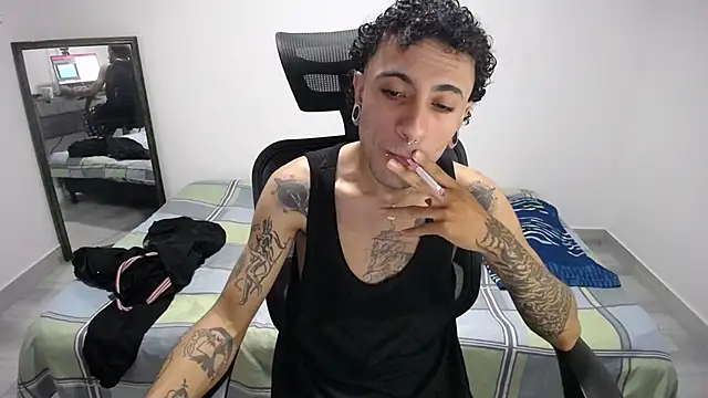 Snapshot of present_the_magic chatting on 01.11.26 present the magic online show from 01.11.26