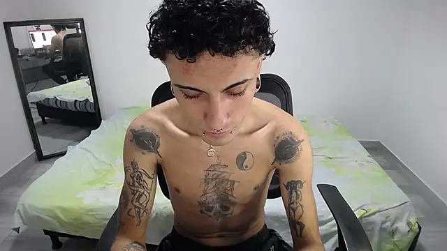 Snapshot of present_the_magic chatting on 01.12.26 present the magic online show from 01.12.26