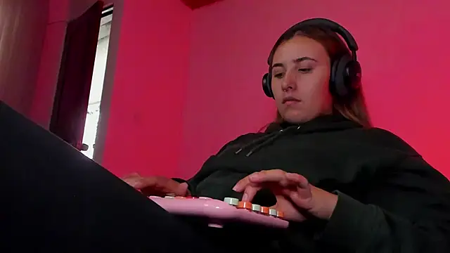 bonnie moon  online show from 12.22.25