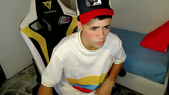 Snapshot of bby_santi chatting on 10.30.25 bby santi online show from 10.30.25