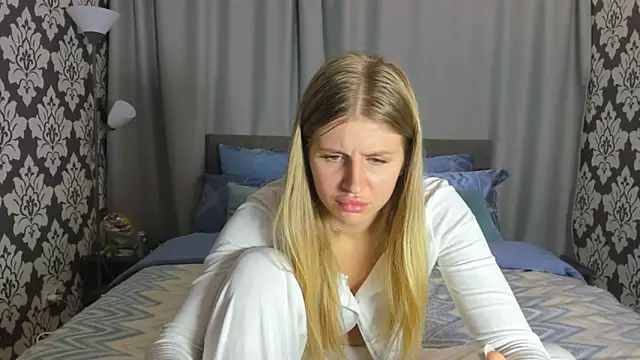 Snapshot of kirraa_ chatting on 09.21.25 kirraa  online show from 09.21.25