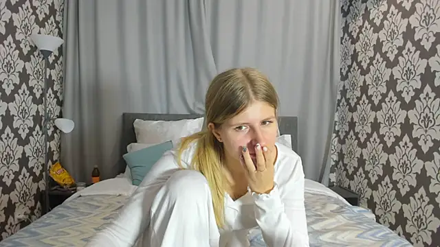 Snapshot of kirraa_ chatting on 09.29.25 kirraa  online show from 09.29.25