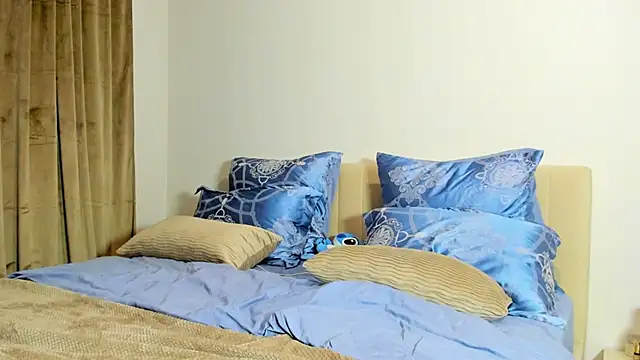 Snapshot of kirraa_ chatting on 10.28.25 kirraa  online show from 10.28.25