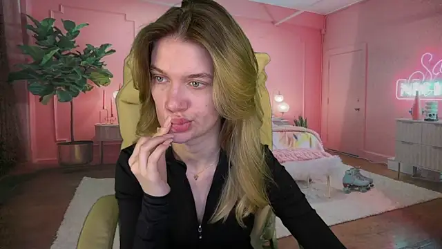 Snapshot of AnacondaOn chatting on 03.12.25 AnacondaOn online show from 03.12.25