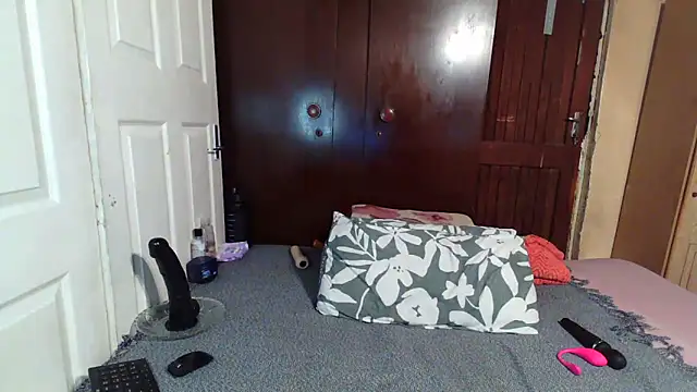 Snapshot of Smoochy_ chatting on 12.04.25 Smoochy online show from 12.04.25