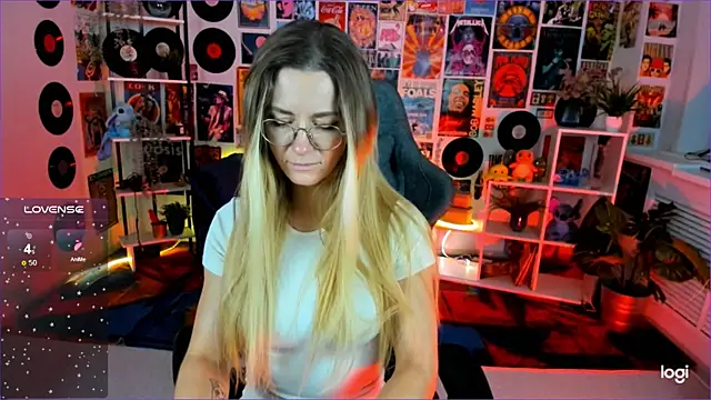 Snapshot of LadyIzabel chatting on 12.04.24 LadyIzabel online show from 12.04.24