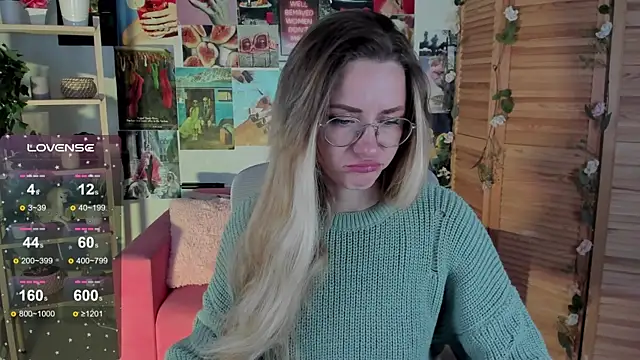 Snapshot of LadyIzabel chatting on 12.12.24 LadyIzabel online show from 12.12.24