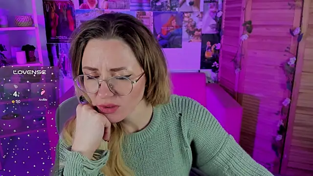 Snapshot of LadyIzabel chatting on 12.12.24 LadyIzabel online show from 12.12.24