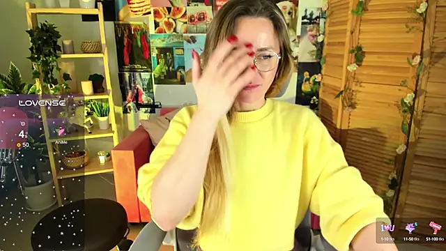 Snapshot of LadyIzabel chatting on 12.17.24 LadyIzabel online show from 12.17.24