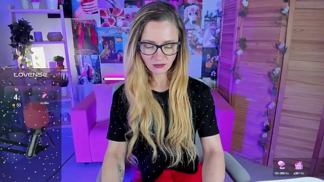 Snapshot of LadyIzabel chatting on 12.22.24 LadyIzabel online show from 12.22.24