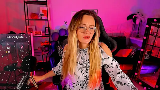 Snapshot of LadyIzabel chatting on 01.08.25 LadyIzabel online show from 01.08.25