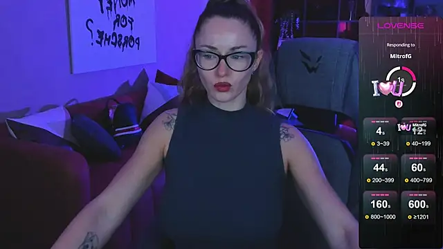 Snapshot of LadyIzabel chatting on 10.18.25 LadyIzabel online show from 10.18.25