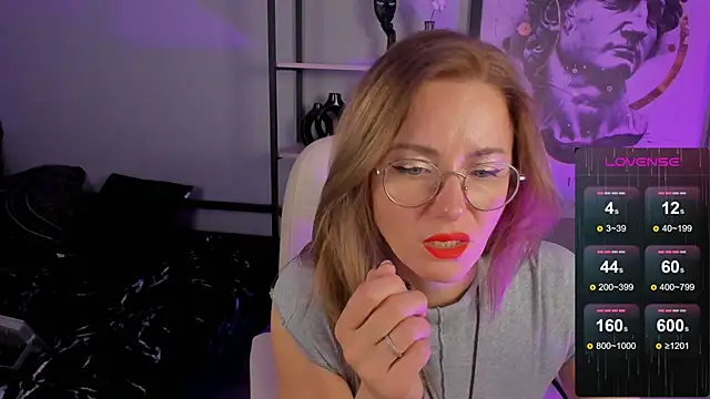 Snapshot of LadyIzabel chatting on 10.28.25 LadyIzabel online show from 10.28.25