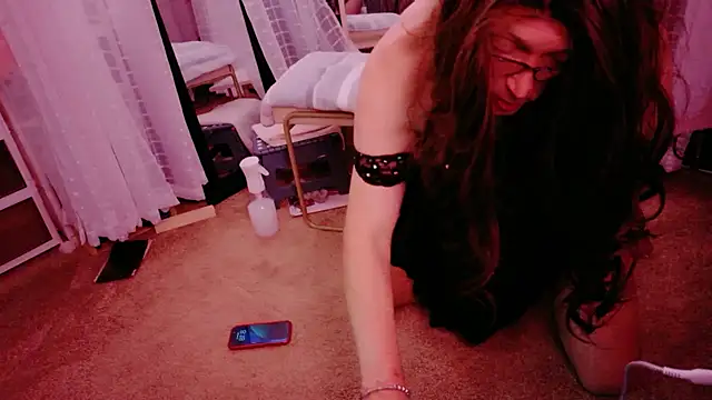 NinasNylonz online show from 11.11.25