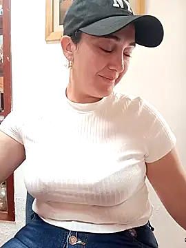 skayhot  online show from 02.18.25