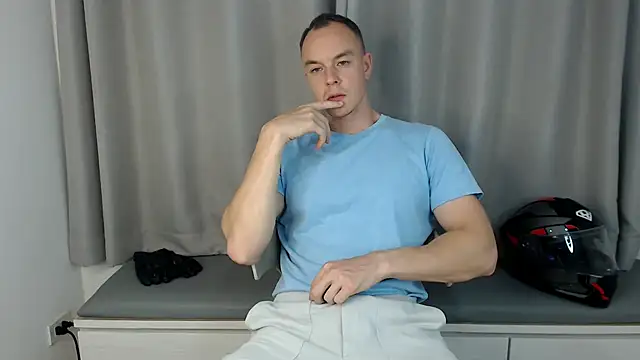 Snapshot of heilgarbest chatting on 11.25.25 heilgarbest online show from 11.25.25