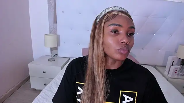 Isla Scott online show from 11.26.25