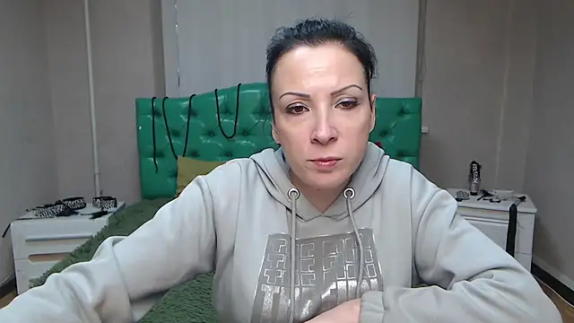 Snapshot of ElizabethSho chatting on 02.09.25 ElizabethSho online show from 02.09.25