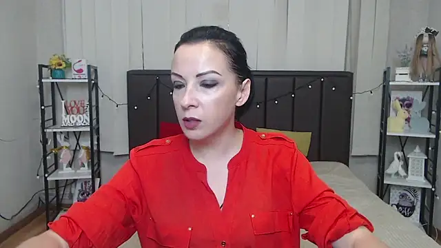 Snapshot of ElizabethSho chatting on 09.18.25 ElizabethSho online show from 09.18.25