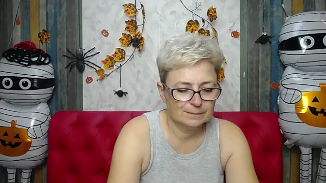 Snapshot of EmiliaGree chatting on 11.02.25 EmiliaGree online show from 11.02.25