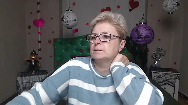 Snapshot of EmiliaGree chatting on 11.08.25 EmiliaGree online show from 11.08.25