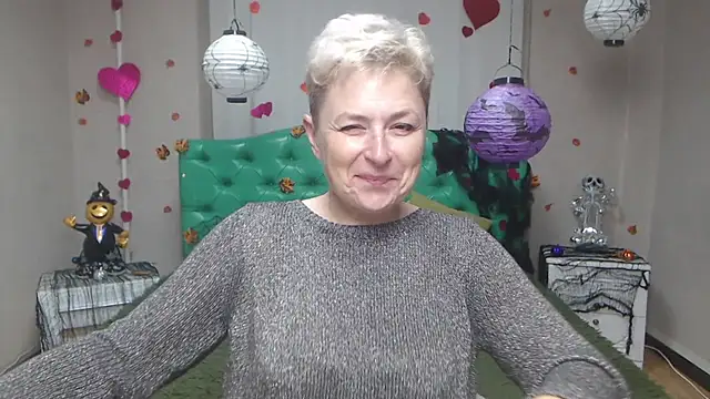 Snapshot of EmiliaGree chatting on 11.10.25 EmiliaGree online show from 11.10.25