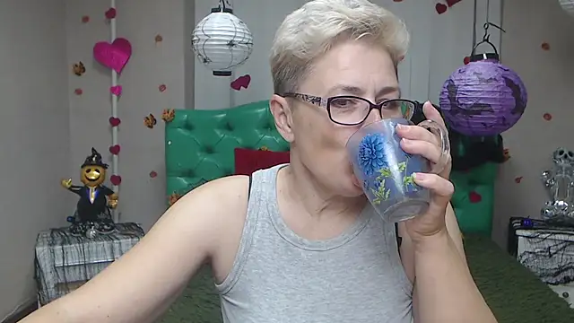 Snapshot of EmiliaGree chatting on 11.11.25 EmiliaGree online show from 11.11.25