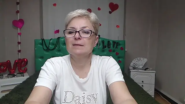 Snapshot of EmiliaGree chatting on 11.19.25 EmiliaGree online show from 11.19.25