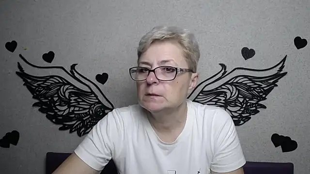 Snapshot of EmiliaGree chatting on 11.21.25 EmiliaGree online show from 11.21.25