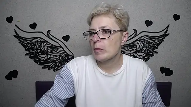 Snapshot of EmiliaGree chatting on 11.23.25 EmiliaGree online show from 11.23.25