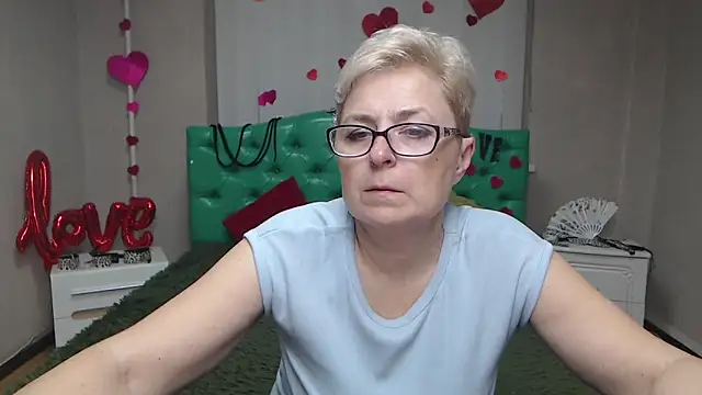 Snapshot of EmiliaGree chatting on 11.24.25 EmiliaGree online show from 11.24.25