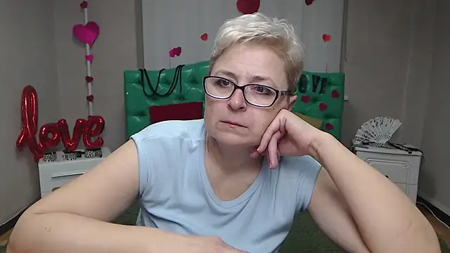 Snapshot of EmiliaGree chatting on 11.25.25 EmiliaGree online show from 11.25.25