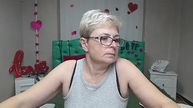 Snapshot of EmiliaGree chatting on 12.13.25 EmiliaGree online show from 12.13.25