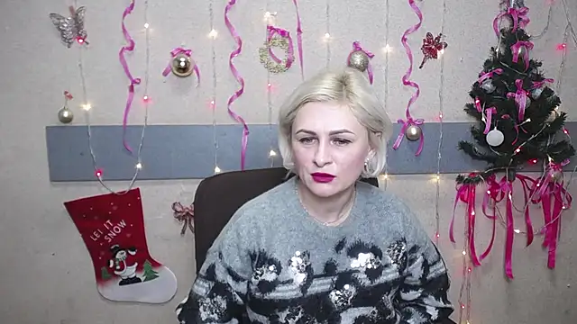 Snapshot of OliviaHorst chatting on 12.21.24 OliviaHorst online show from 12.21.24