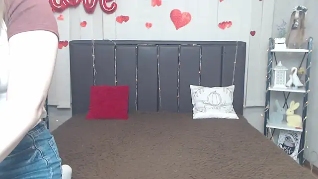 Snapshot of LauraHlot chatting on 05.13.26 LauraHlot online show from 05.13.26