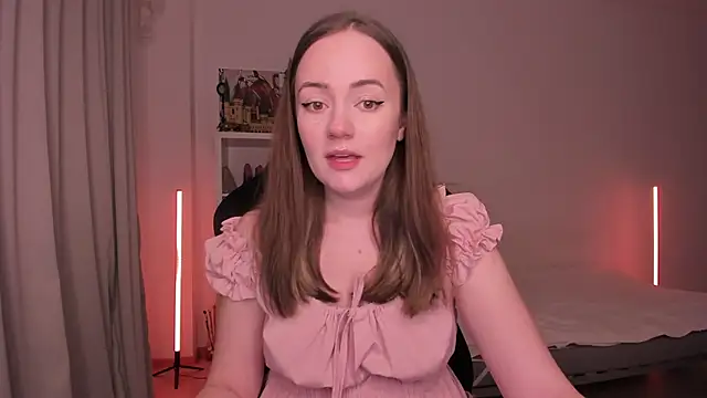 Snapshot of WalkingGirl chatting on 02.05.25 WalkingGirl online show from 02.05.25