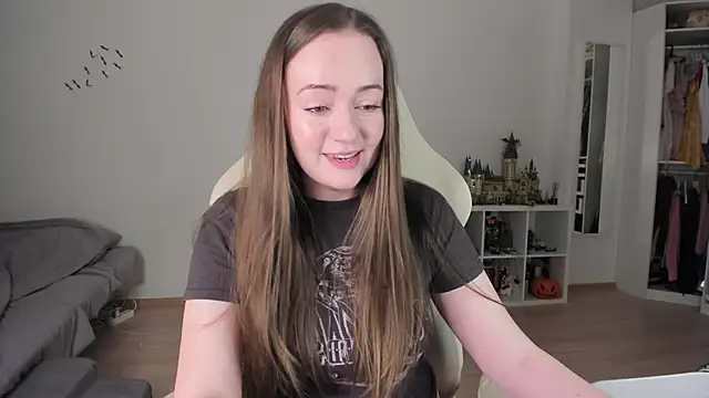 WalkingGirl online show from 11.30.25